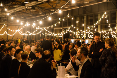Viele Gäste auf einem Event in einer Halle ausgehängt mit vielen Lichterketten