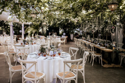 Romantische Hochzeitsdekoration im Freien