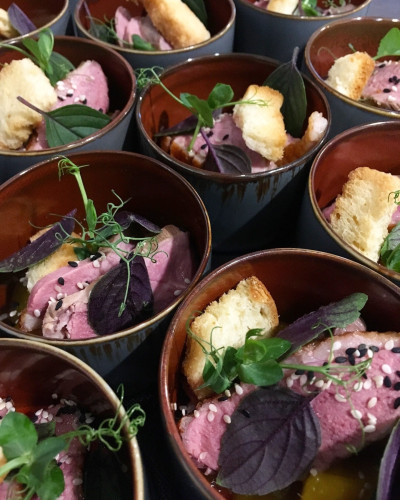 Mehrere Schüsseln auf dem Cateringbuffet