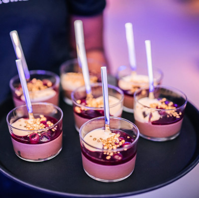 Pinkes Quarkdessert im Glas