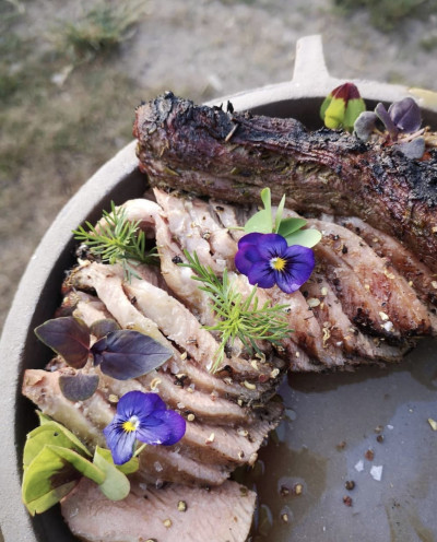 Grillfleisch verziert mit Blumen