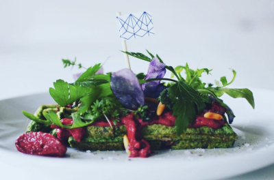 Herzhafte Waffel mit kleinem Fähnchen