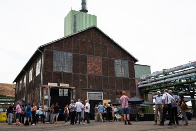 Besucher auf dem Event des Westside Openings