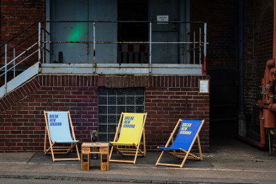 Drei gebrandete Liegestühle