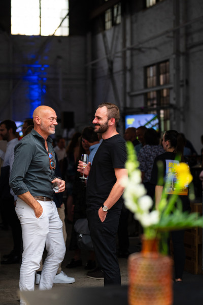 Zwei sich unterhaltende Gäste