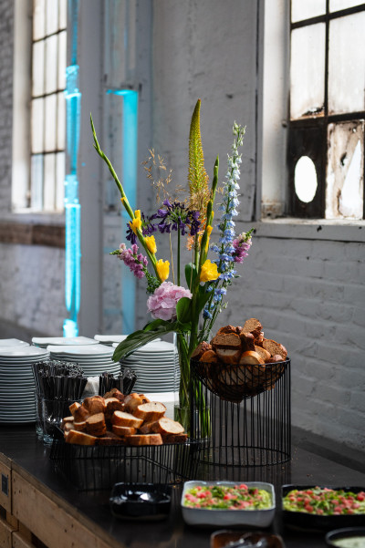 Cateringbuffet mit Blumendekoration